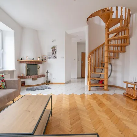 Dwupoziomowy Apartament Krakowskie Przedmiescie Apartment *
